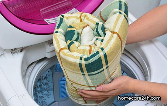 Cuộn chăn mền trước khi cho vào máy giặt